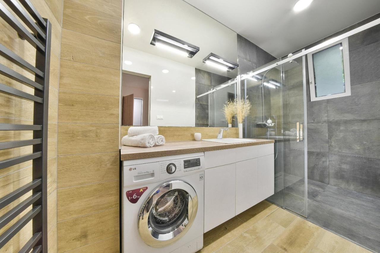 Chalupku - Luxurious Apartment 70M2 In Direct Centrum With Parking Included, Air-Conditioned, Balcony, Quiet Sleep, Best In Town Banská Bystrica Extérieur photo