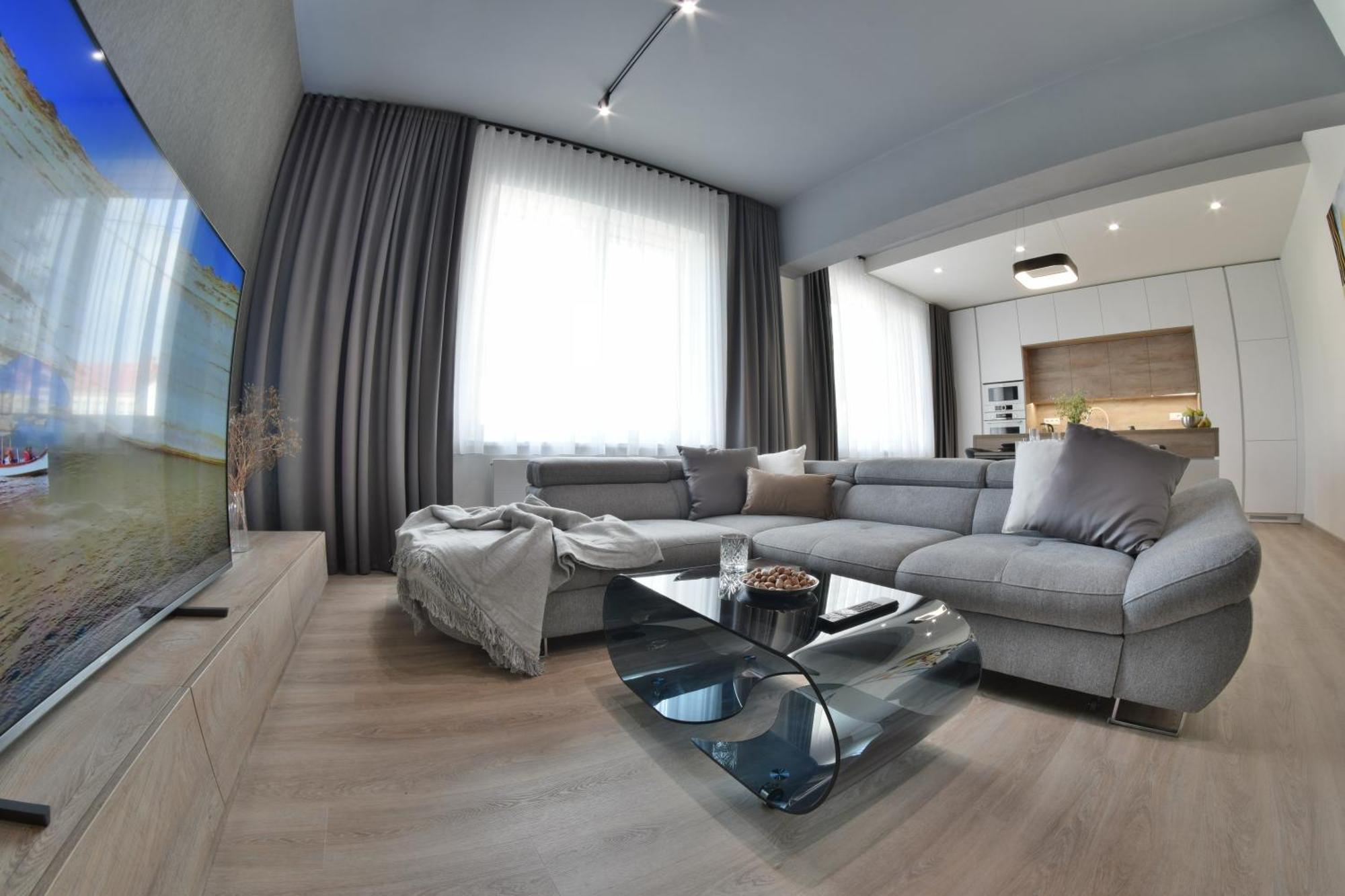 Chalupku - Luxurious Apartment 70M2 In Direct Centrum With Parking Included, Air-Conditioned, Balcony, Quiet Sleep, Best In Town Banská Bystrica Extérieur photo